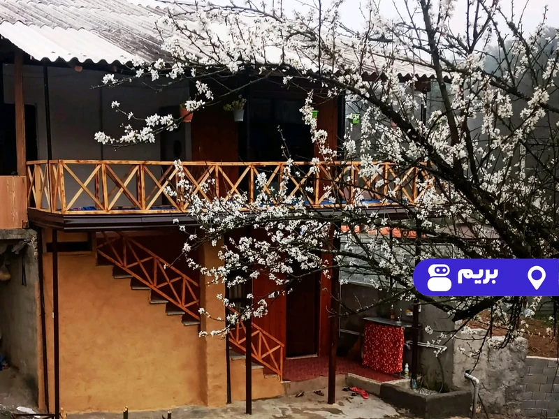 کلبه با منظره رودخانه و جنگل