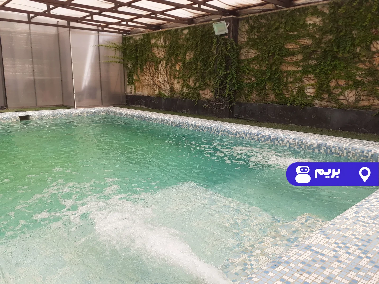 استخردار آبگرم نگین سبز با فوتبالدستی در چهارباغ
